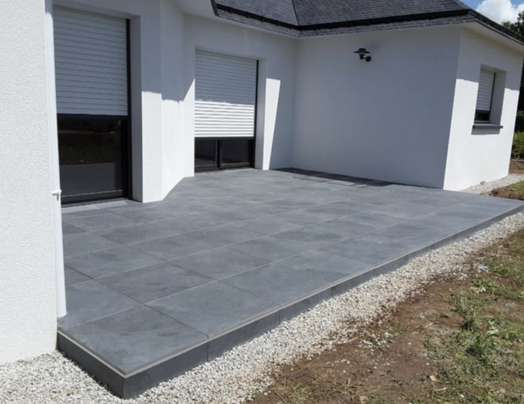 Terrasse moderne en carrelage anthracite